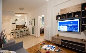 Blue Ark Comfort Near Acropolis